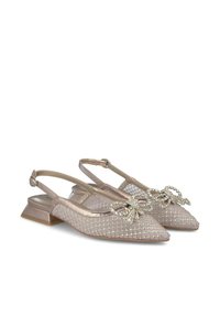Scarpe slingback beige in rete con punta affilata, decorate con un fiocco adornato da strass, presentano un tacco quadrato basso.