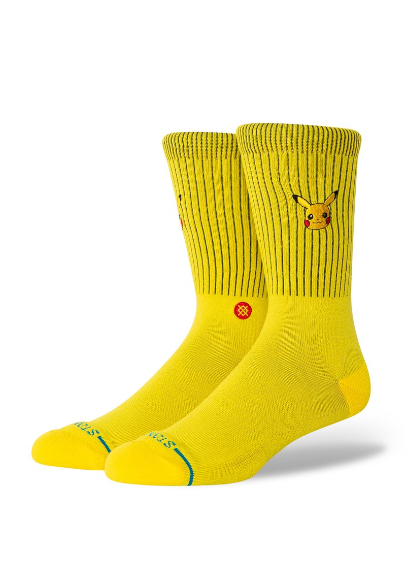 Żółte skarpetki z prążkowanym wzorem i wyszywanym wizerunkiem Pikachu. Zawierają niebieskie i czerwone akcenty na palcach oraz w kostce.