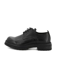 Scarpa stringata in pelle nera con punta arrotondata, superficie testurizzata e design con lacci. Presenta una suola in gomma spessa con modelli di trazione.