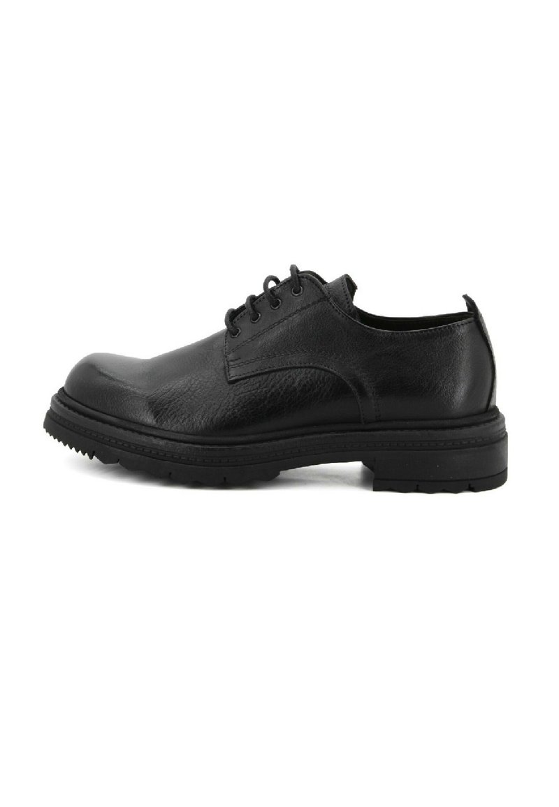 Scarpa stringata in pelle nera con punta arrotondata, superficie testurizzata e design con lacci. Presenta una suola in gomma spessa con modelli di trazione.
