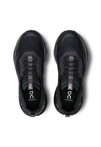 Schwarze Sportschuhe mit einem strukturierten Mesh-Obermaterial, elastischen Schnürsenkeln und einer gepolsterten Sohle. Der Markenname 'On' ist auf der Zunge sichtbar.