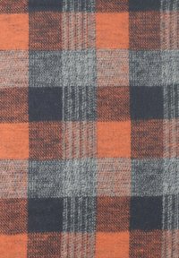 Tissu à carreaux présentant des carrés orange, gris et marine, avec une texture douce. Le design comprend des motifs tissés de différentes tailles.