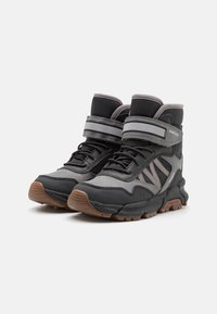 Zapatillas de deporte negras y grises de caña alta con parte superior de textil y sintético, suela de goma, correa ajustable y paneles de malla para transpirabilidad.