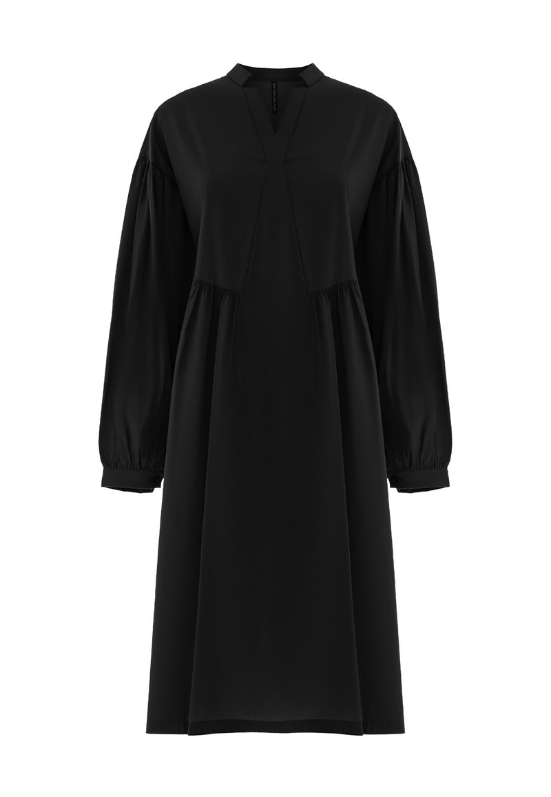 Schwarzes Kleid mit V-Ausschnitt, langen Puffärmeln und gerafftem Detail an der Taille. Aus leichtem Stoff gefertigt und mit einem lockeren, entspannten Schnitt.