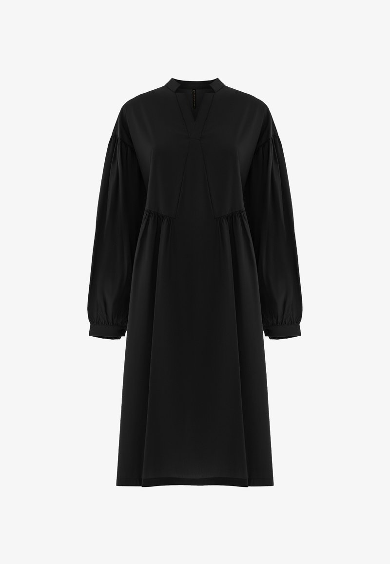 Schwarzes Kleid mit V-Ausschnitt, langen Puffärmeln und gerafftem Detail an der Taille. Aus leichtem Stoff gefertigt und mit einem lockeren, entspannten Schnitt.