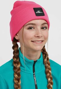 Beanie rosa lavorato a maglia con una toppa quadrata nera con il logo "O'Neill"; giacca in felpa di un vivace turchese, con colletto con zip.