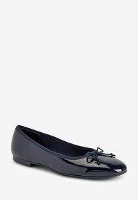 Marineblau patentierte Ballerinas mit runder Spitze und einem kleinen Schleifenakzent an der Oberseite. Sie verfügen über einen niedrigen, flachen Absatz für zusätzlichen Komfort.