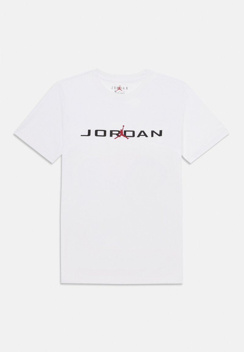 Maglietta bianca a maniche corte con testo nero "JORDAN" e logo Jumpman rosso centrati sul petto.