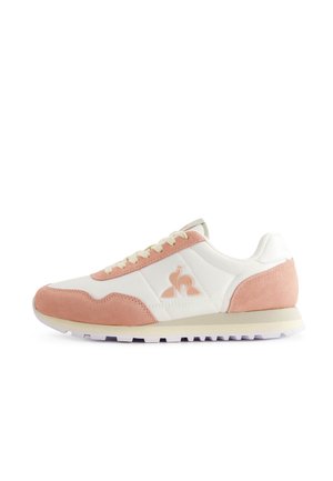 Sneaker atletica bianca e rosa, con materiali in suede e sintetico, design con lacci, dettaglio del logo sul lato e suola in gomma piatta.