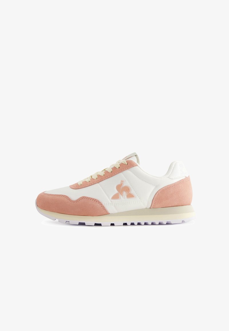 Sneaker atletica bianca e rosa, con materiali in suede e sintetico, design con lacci, dettaglio del logo sul lato e suola in gomma piatta.