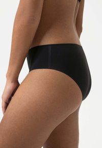Culotte nera in bikini realizzata in tessuto morbido, con un design a vita alta caratterizzato da cuciture minime e una finitura senza cuciture per il massimo comfort.