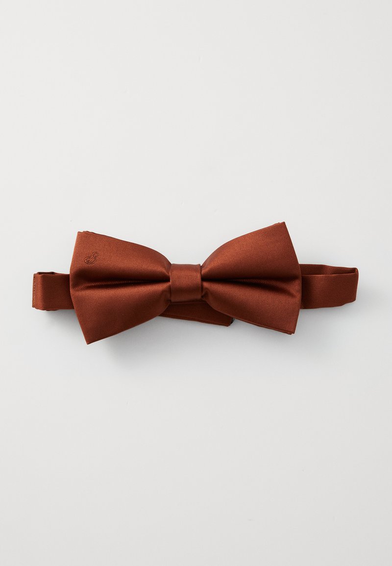 Nœud papillon en satin marron avec une texture lisse. Il dispose d'un nœud central et d'une sangle réglable. Design simple et classique, adapté aux occasions formelles.