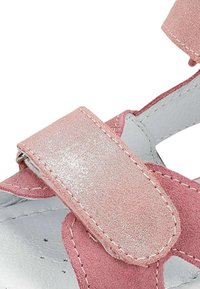 Rosa Wildledersandale mit einem metallisch silbernen Riemen, verstellbarem Klettverschluss und gepolstertem Fußbett mit glattem grauen Innenleben.