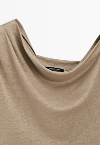 Hellbrauner, weicher Stoff mit weitem, abgerundetem Ausschnitt und einem kleinen schwarzen Label mit dem Markennamen Massimo Dutti.