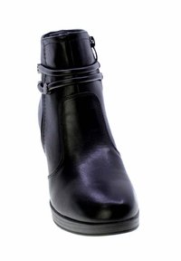 Stivale ankle in pelle nera con punta tonda, bandelle decorative e dettagli con fibbia nella parte superiore, suola piatta.