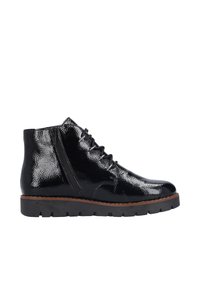 Bottines en cuir verni noir avec une surface texturée, un laçage à l'avant, une fermeture éclair sur le côté et une semelle en caoutchouc durable avec des finitions brun contrastantes.