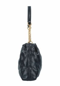 Borsa a tracolla nera in pelle trapuntata con una catena dorata. Presenta una chiusura arricciata e una texture liscia, che mette in evidenza una forma strutturata e arrotondata.