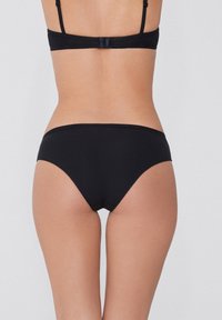 Schwarzes Bikini-Set mit einem einfachen Design, weichem Stoff, verstellbaren Trägern und tief sitzenden Höschen mit glatten Kanten.