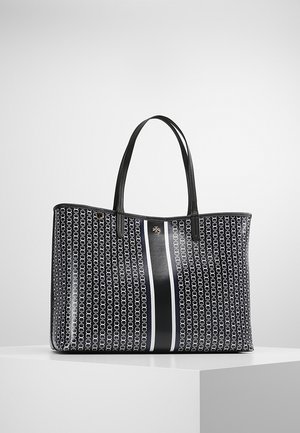Gran bolso tote negro con un patrón geométrico, textura suave y asas dobles negras. Presenta una franja blanca vertical central y detalle con el logo.