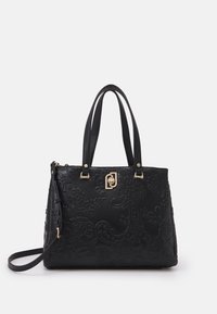 Zwarte leren handtas met een reliëf bloemenpatroon, dubbele handgrepen, gouden hardware accenten en een afneembare schouderriem. Gladde textuur.