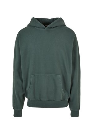 Ciemnozielona bluza z kapturem typu pullover z kieszenią kangurka z przodu oraz ściągaczami przy mankietach i pasie, przedstawiona na białym tle.