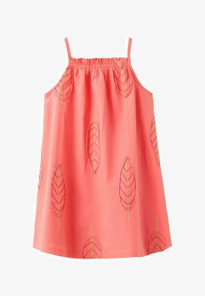 Rochie fără mâneci roz coral, cu bretele subțiri, decolteu adunat și modele brodate cu frunze în nuanțe mai închise de roz și fir auriu.