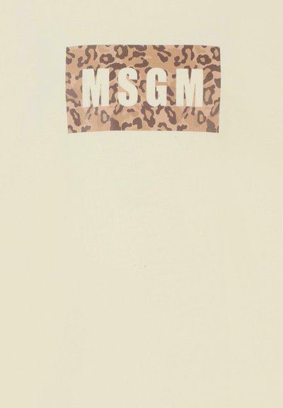 T-shirt color crema con una toppa rettangolare in stampa leopardata con "MSGM" in grassetto lettere bianche sul davanti. Texture liscia.
