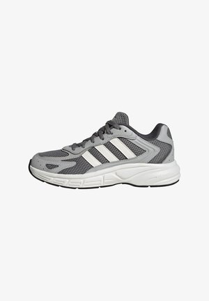 Baskets de sport gris et blanc avec dessus en mesh, semelle blanche, semelle extérieure noire et fermeture à lacets, vues de côté.