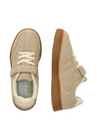 Beige mockasinläder sneakers med krämfärgade detaljer, med snörning och ett kardborreband, samt en strukturerad brun gummisula.