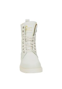 Botín de cuero blanco hasta el tobillo con punta redonda, suela robusta, ojales de metal y cordones estampados. Presenta una etiqueta de marca en la lengüeta.