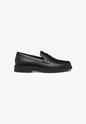 Mocasines de cuero negro con superficie texturizada, tacón bajo y detalles de costura en la parte superior. Diseñados para ofrecer comodidad y uso casual.