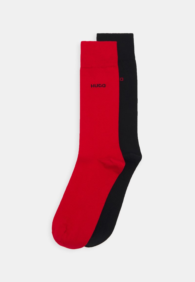 Calcetines de algodón rojos y negros, con parte superior acanalada y el logo "HUGO" en negro, exhibidos uno al lado del otro, de longitud estándar para el crew.