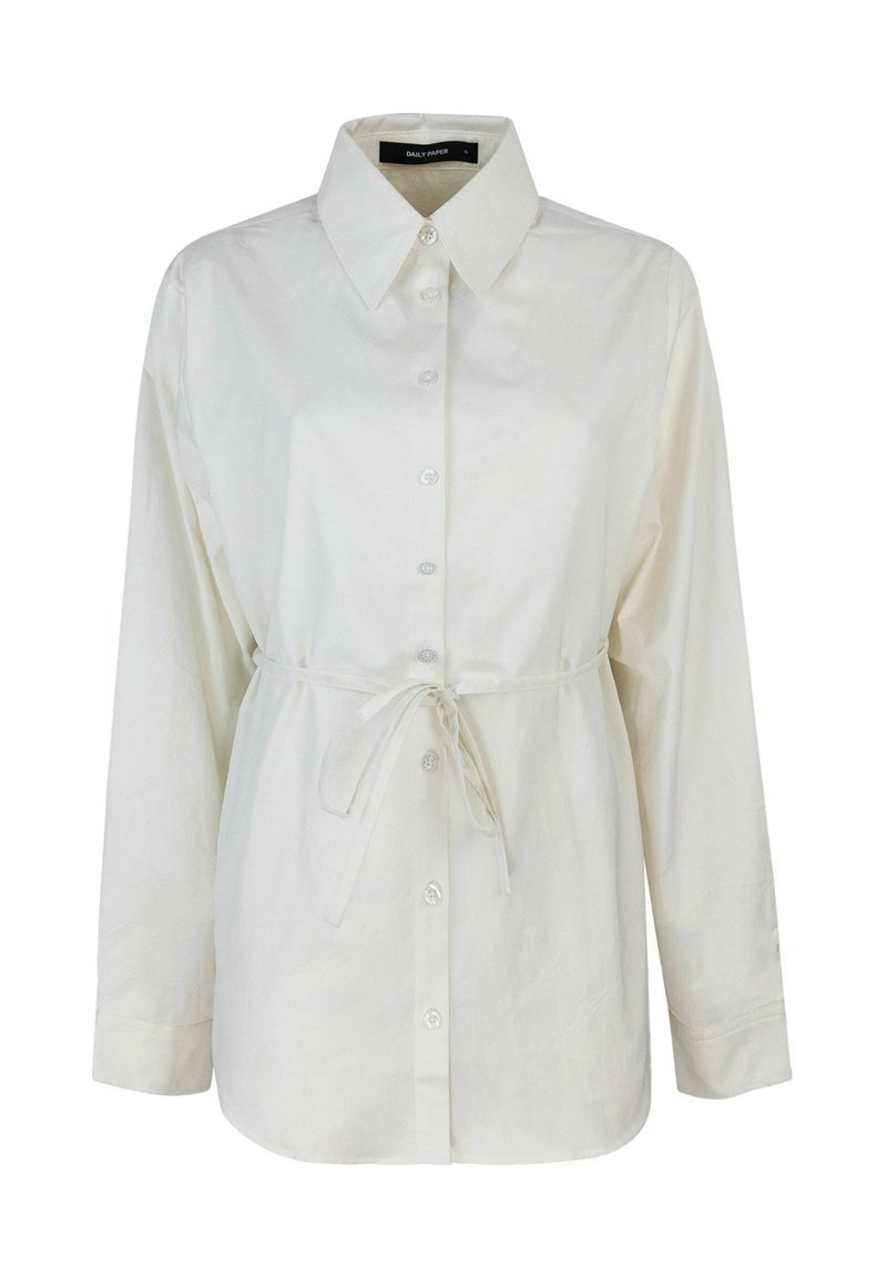 Camicia bianca a maniche lunghe con chiusura a bottoni, colletto a punta e cintura legata in vita realizzata in morbido tessuto di cotone.