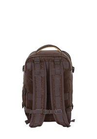 Mochila de nylon marrón con respaldo acolchado, dos correas ajustables para los hombros, un asa superior y un bolsillo frontal con cremallera y detalle texturizado.