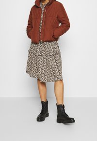 JDY Chaqueta de invierno - brown