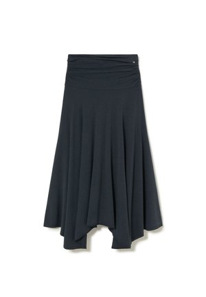 Falda negra con dobladillo asimétrico, cintura fruncida y tejido suave y fluido colgando sobre un fondo blanco.