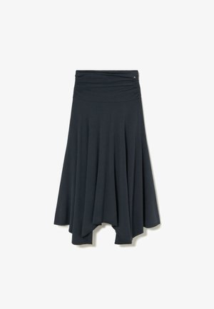 Falda negra con dobladillo asimétrico, cintura fruncida y tejido suave y fluido colgando sobre un fondo blanco.