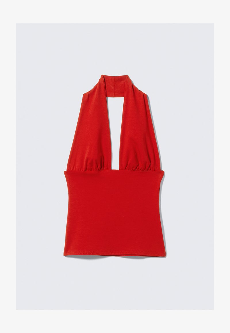 Sarkans halter tops, kas izgatavots no stiepes auduma, ar dziļu V-veida kakla izgriezumu un savilktiem elementiem ap kaklu un vidukli, ar gludu tekstūru.