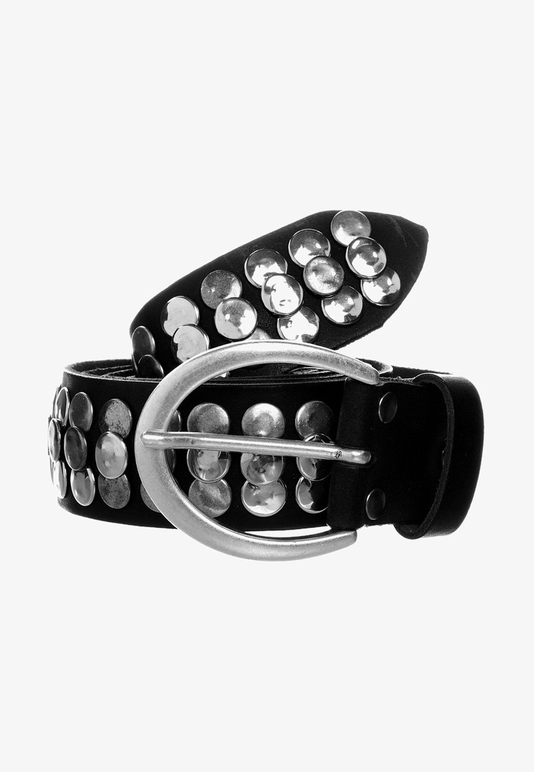 Ceinture en cuir noir avec de grosses clous argentés et une boucle ovale argentée, enroulée sur un fond blanc.