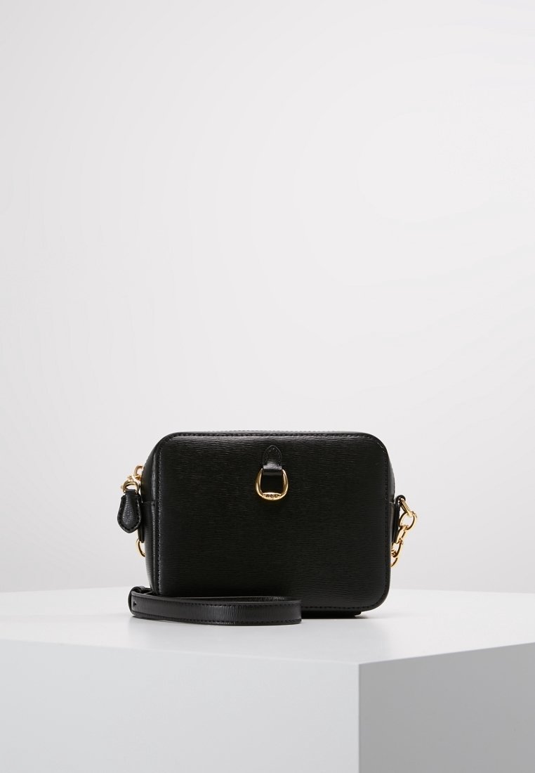 Bolso de mano de cuero texturado negro con forma rectangular, con detalles en hardware dorado y una correa de hombro desmontable. Detalle del cierre frontal visible.