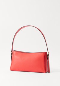 Sac à main en cuir rouge avec une texture lisse, de forme rectangulaire et une bandoulière incurvée. Présente des accents en métal doré.