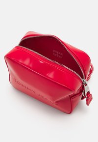 Tommy Jeans MUST CAMERA BAG SEASONAL - Τσάντα χιαστί - deep crimson