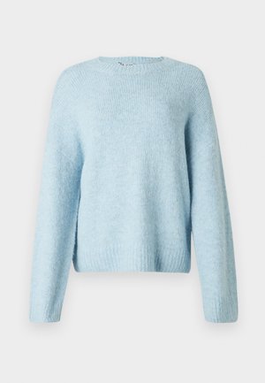 Pull en tricot bleu clair avec un col rond, des manches longues et des poignets côtelés. Texture douce et coupe décontractée.