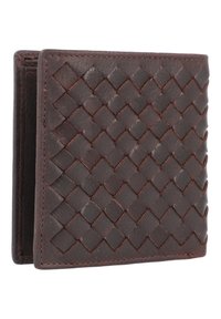 Portafoglio in pelle marrone con una texture intrecciata, forma rettangolare e cuciture a contrasto lungo i bordi.