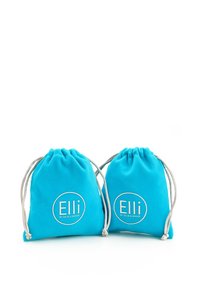 Deux petites pochettes turquoise à cordon avec des cordons blancs et le logo blanc "Elli by Julie & Grace" sur un fond blanc.