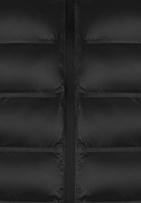 Czarna kamizelka puchowa z pikowanym wzorem w poziome pasy, z pełnym zamkiem błyskawicznym i gładką, błyszczącą fakturą.