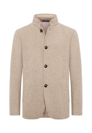 Giacca da uomo in misto lana beige con colletto alto e tre bottoni neri lungo il davanti, maniche a taglio dritto.