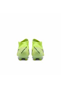 Scarpe da calcio di un vibrante verde lime con una parte superiore texturizzata, accenti neri, design a taglio basso e tacchetti sagomati per una maggiore aderenza.