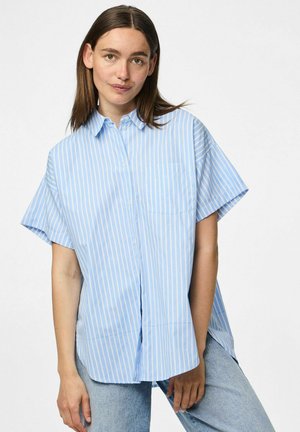 Chemise à manches courtes bleu clair à boutons avec des rayures verticales blanches, dotée d'une poche poitrine et d'une coupe décontractée avec des fentes sur les côtés.