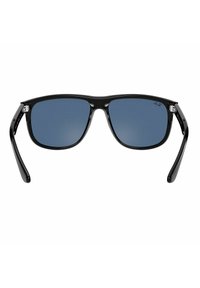 Occhiali da sole rettangolari neri con lenti blu scuro. Finitura lucida con dettagli in metallo sulle cerniere e bracci eleganti e curvi.